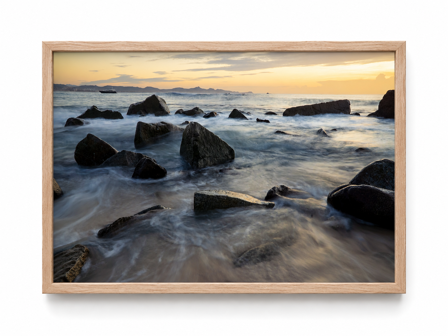 Marea entre Rocas fotografía de costa rocosa al atardecer enmarcada con marco de madera natural clara sobre fondo blanco